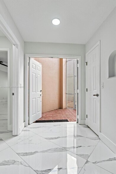 Foto del edificio - 6357 Brava Way