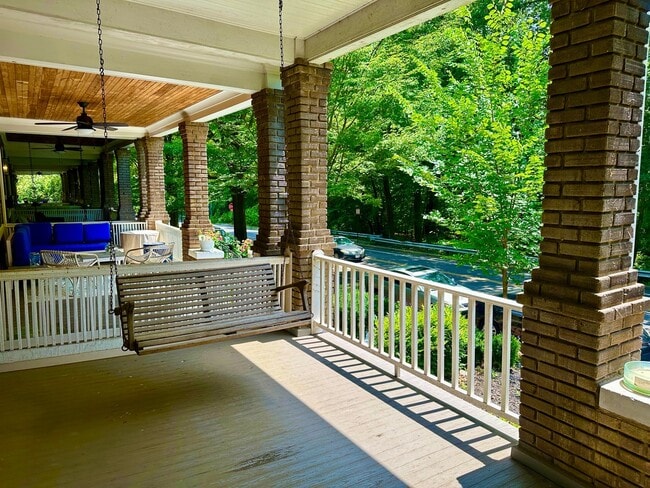 Building Photo - 4 Bed + 2 Bath - Pets Welcome! Parking!