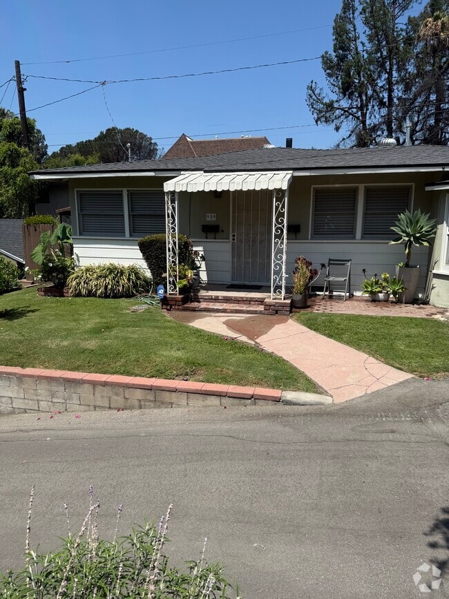 Building Photo - 959 E Mariposa St