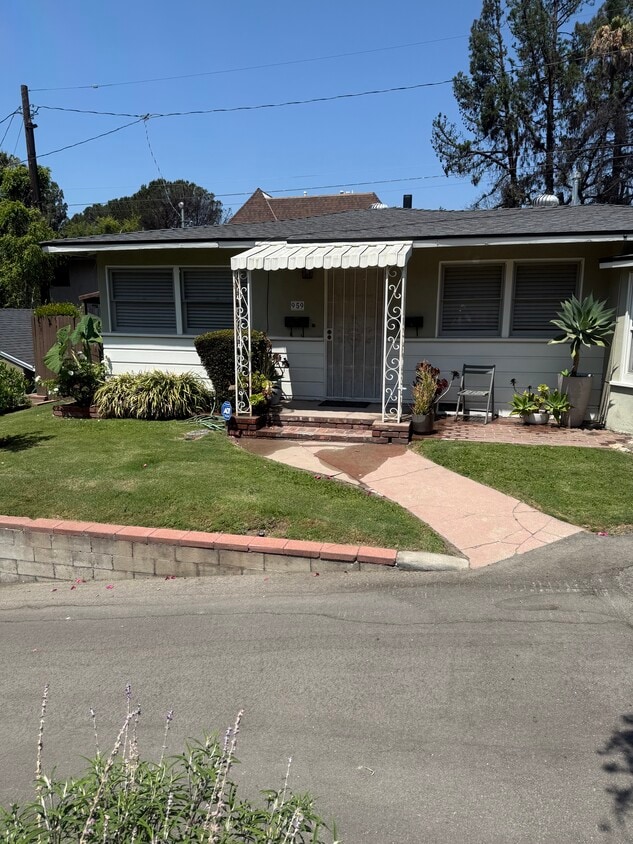 Primary Photo - 959 E Mariposa St