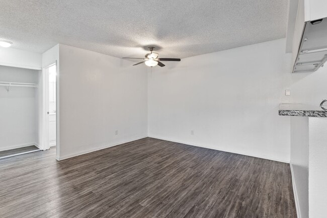 Building Photo - Updated 2 Bedroom Apartment!