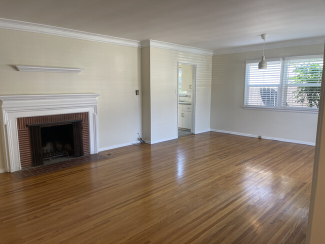 Living room / dining room - 4117 Charles Ave