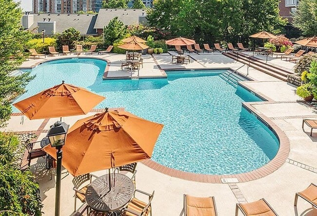 Pool area - 1527 Lincoln Way Apartment