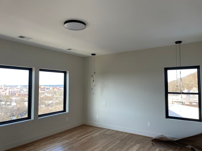 Building Photo - 1316 18th Ave S