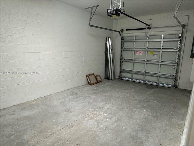 Foto del edificio - 822 SW 11th Ter