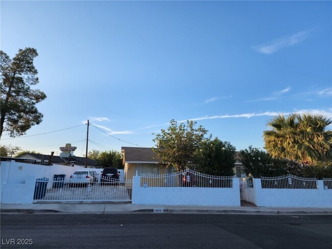 Foto del edificio - 4276 Ridgedale Ave
