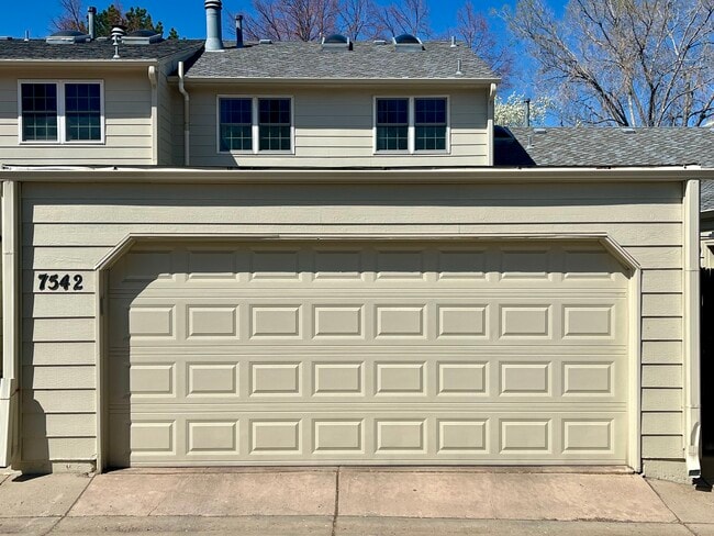 Building Photo - 7542 S Cove Cir