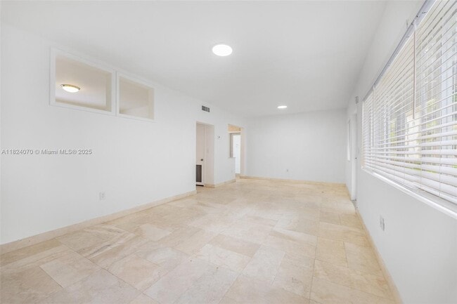 Building Photo - 1100 Venetian Way
