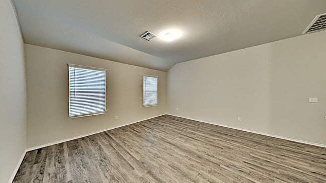 Building Photo - Very Nice 3 Bedroom 2 Bath Home in Yukon S...