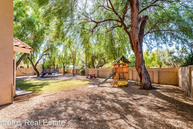 Foto del edificio - 4 br, 3 bath House - 8890 S Grandview Dr.