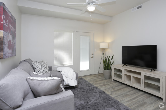 1BR, 1BA - 739 SF - Carrington Place