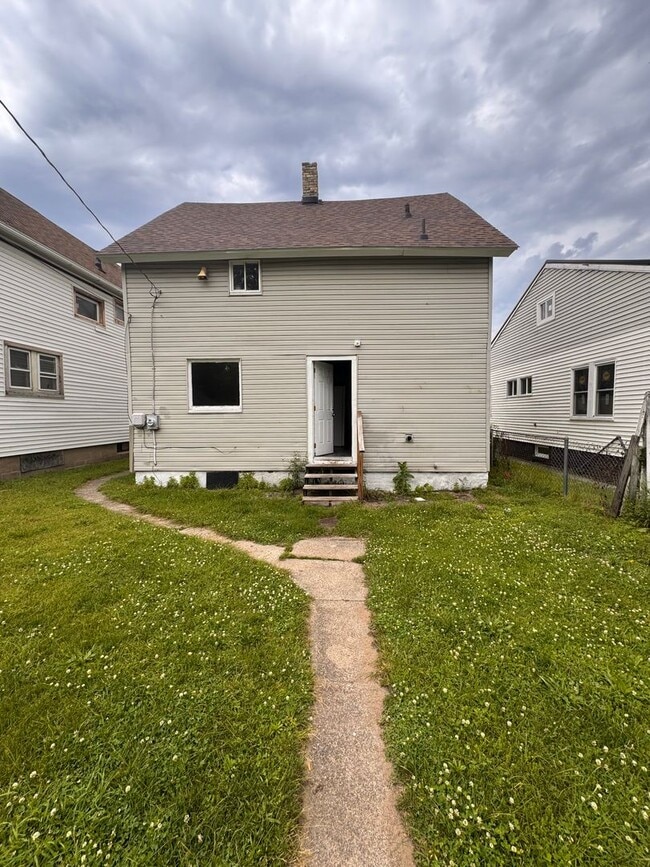 Building Photo - Large 4 bedroom Home