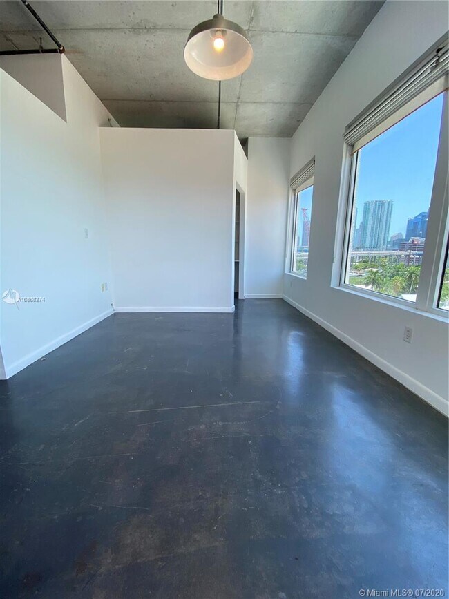 Foto del edificio - 10 SW South River Dr