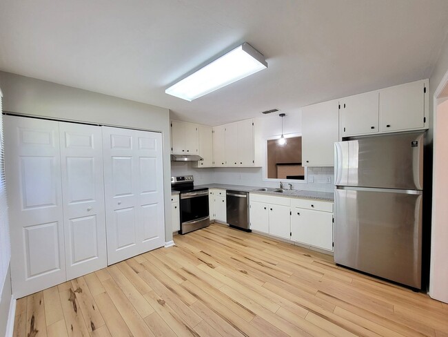 Building Photo - 2 bedroom/ 2 bath duplex for rent in NE Tallahassee, woodfloors, fenced back yard available Augus...