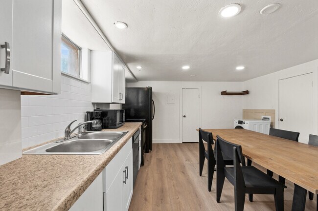 Building Photo - 3461 S Highland Dr