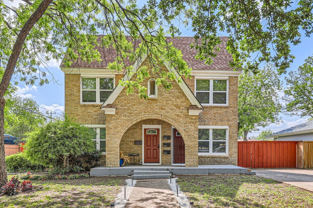 Foto principal - 225 S Oak Cliff Blvd