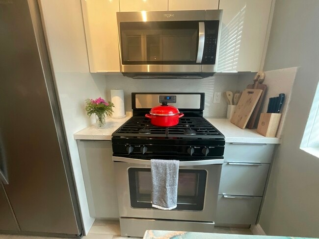 Foto del edificio - 7327 Dickens Ave