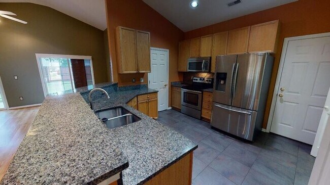 Building Photo - 2117 Heathwood Dr NE