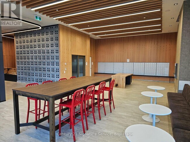 Photo du bâtiment - 2485 Eglinton Ave W