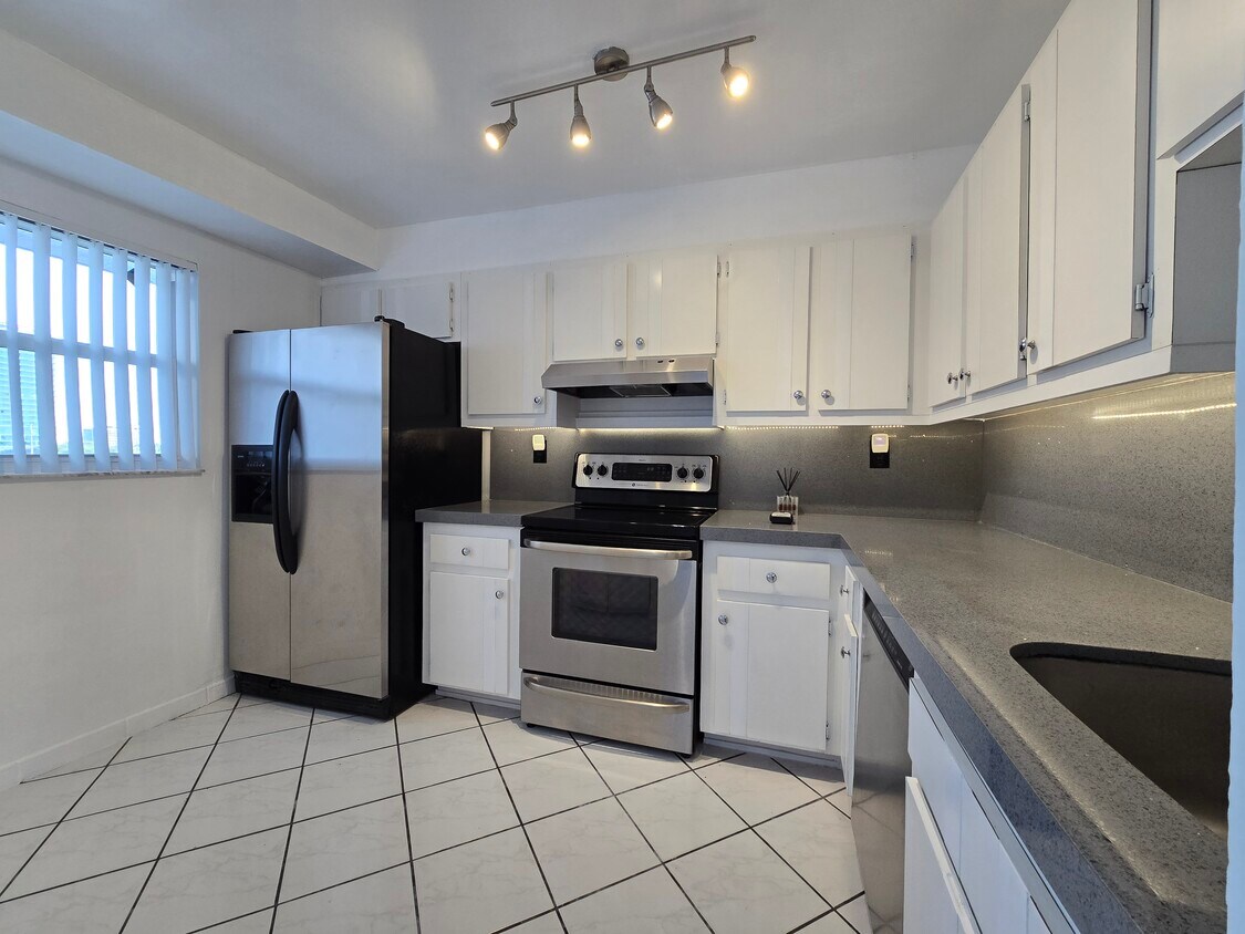 Foto principal - 7440 Harding Ave