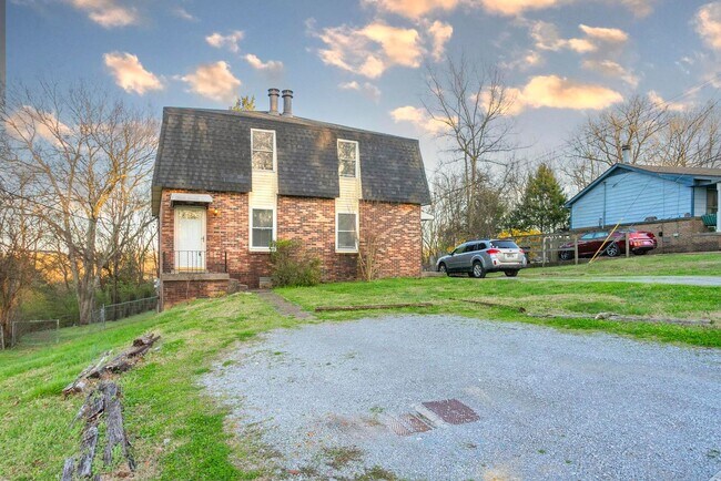 Foto del edificio - 3309 Falls Creek Dr