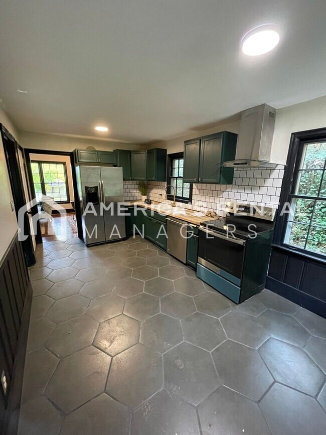 Foto del edificio - MOVE-IN SPECIAL!!! - Home For rent In East Lake!!! - Sign a lease by 3/15 to receive HALF OFF YOU...