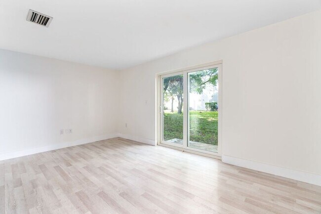 Foto del edificio - 2754-2791 NW 191st Terrace