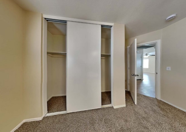 Building Photo - 206 E Valley View Dr