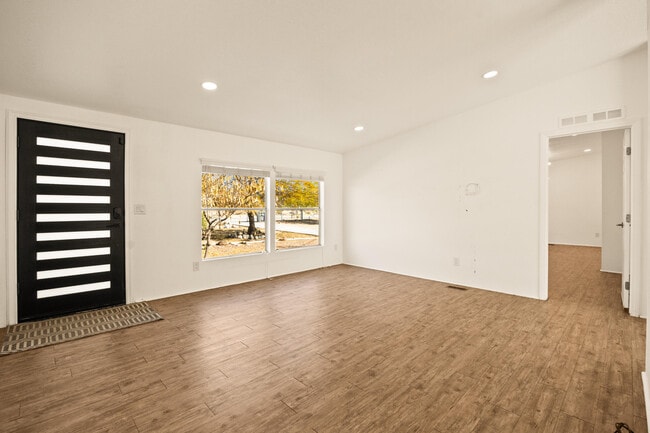 Building Photo - 62851 Aberdeen Dr