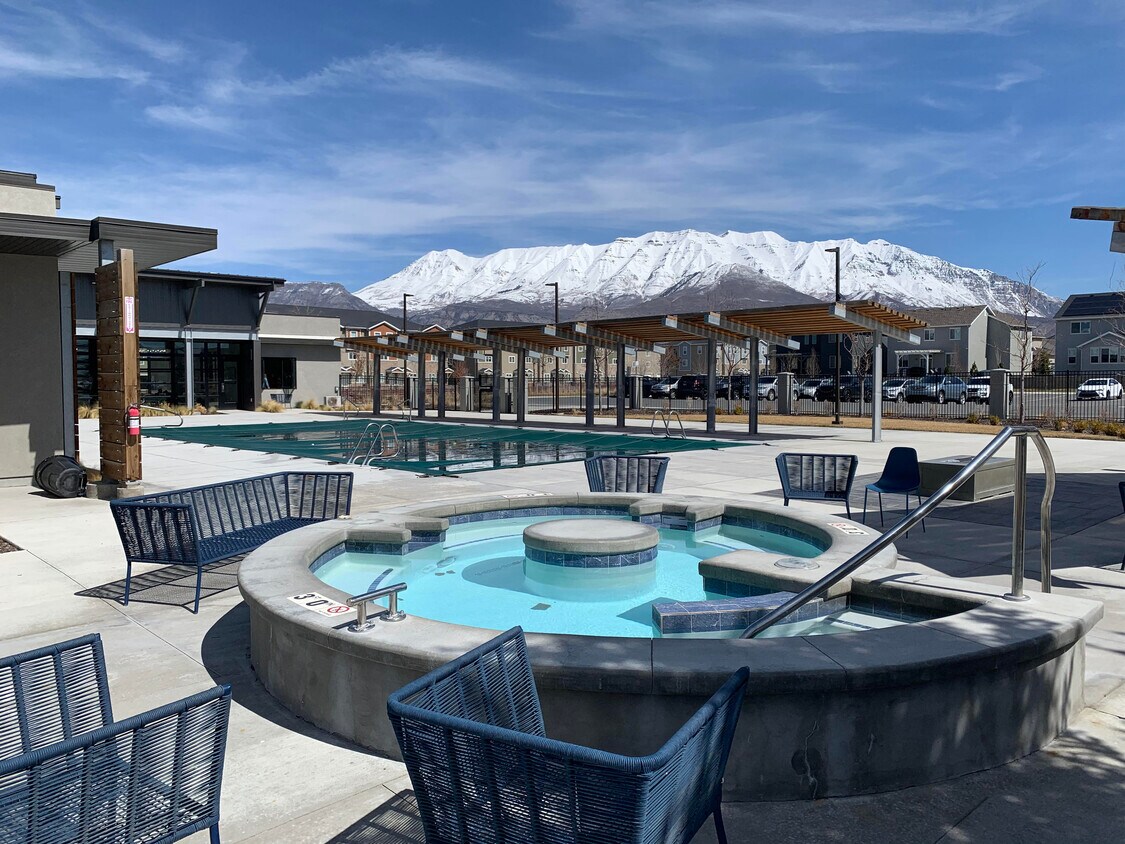 Club House Hot Tub - 666 N Emery Ln