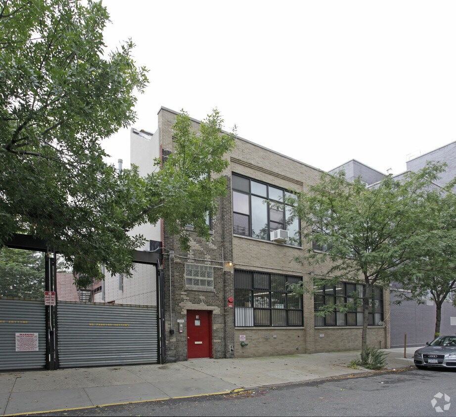 Building Photo - 18 Richardson St