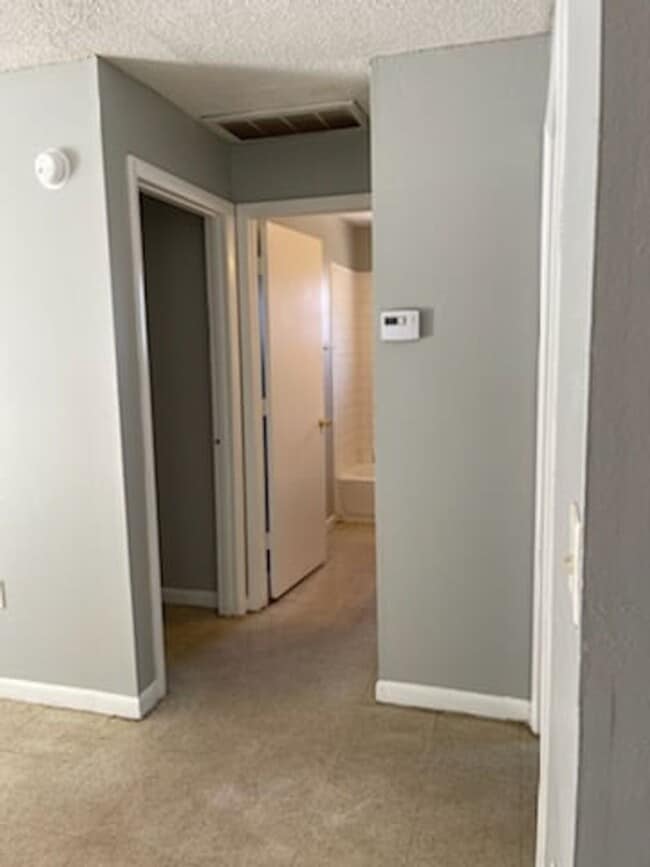 Building Photo - 2830 Skyview Dr
