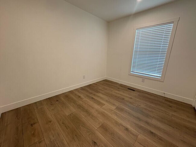 Foto del edificio - 2060 N Center St