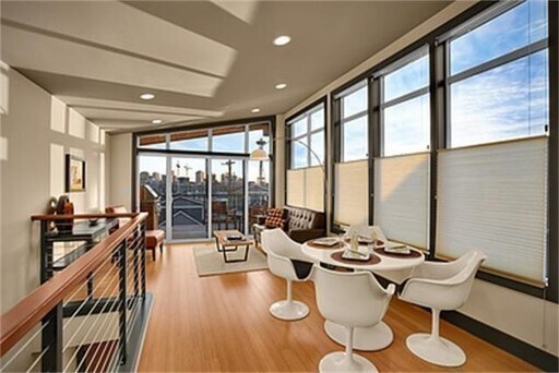 Foto del edificio - Stunning 2 Bed, 2 Bath Townhouse with Brea...