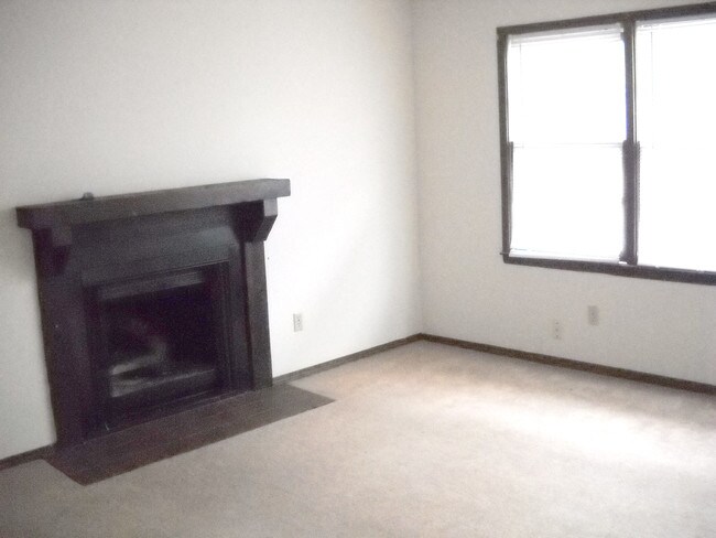 Building Photo - 306 W Southampton Dr