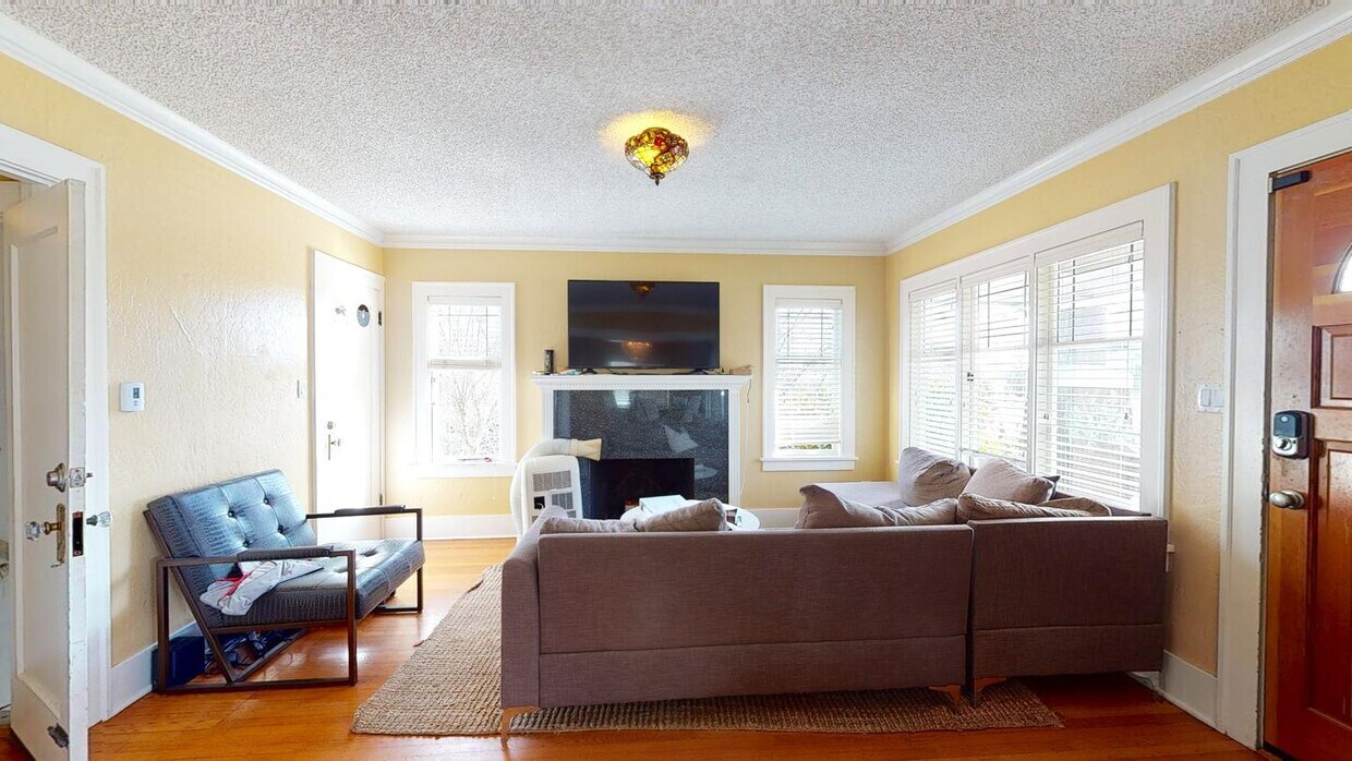 Primary Photo - Room in 5 Bedroom Home at 922 N 45th St