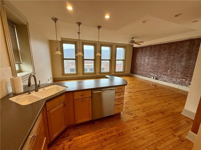 Foto del edificio - 72 E Market St