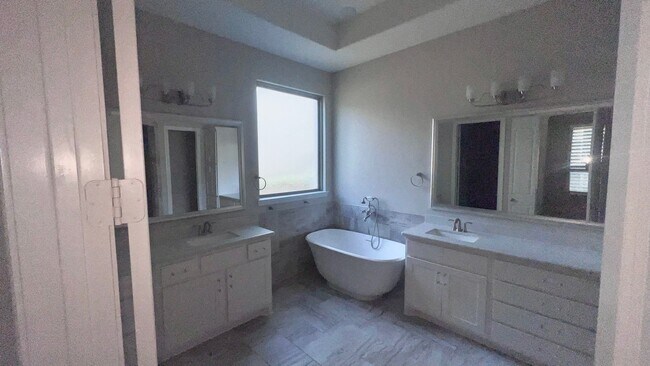 Foto del edificio - 155 Rockwell Park Blvd