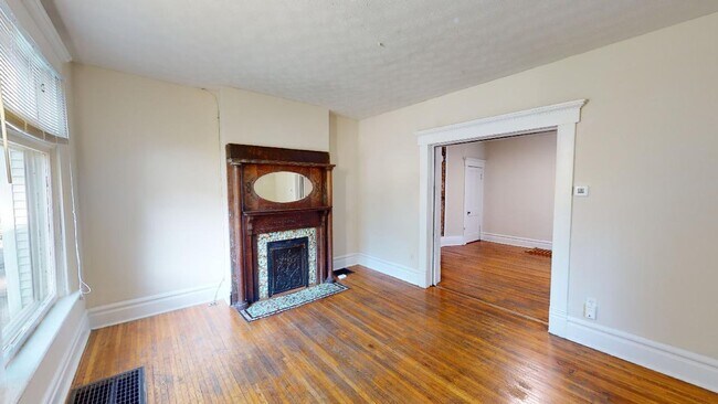 Foto del edificio - 3 BEDROOMS, 1 FULL BATHROOM + 2 FREE OFF-S...