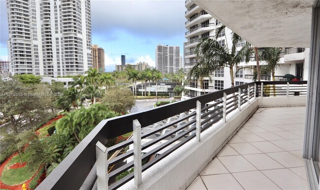 Foto del edificio - 3530 Mystic Pointe Dr