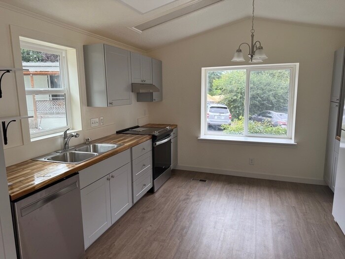 Foto del edificio - THREE BEDROOM MOBILE HOME WITH STORAGE