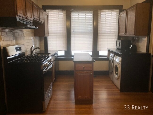 Building Photo - Beautiful 3 Bed 2 Bath Apartment MAY 1