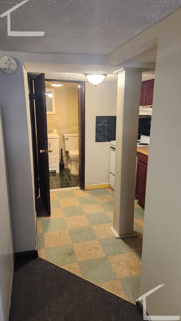 Building Photo - Cozy studio with great location in Allston available NOW!