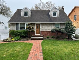 Building Photo - 2191 Maple St