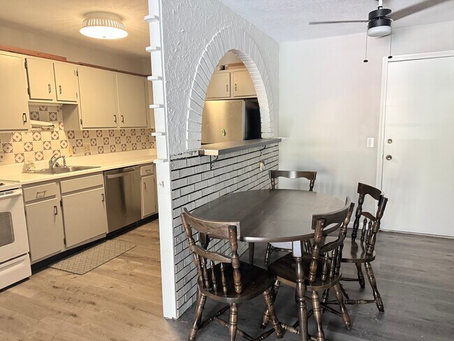 Foto del edificio - 310 Brook Village Rd