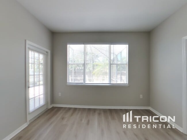 Foto del edificio - 2336 Windcrest Lake Cir