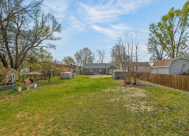 Foto del edificio - 3 BR/1BA | Newly Renovated Single Family Home | Great backyard| In Blue Springs!