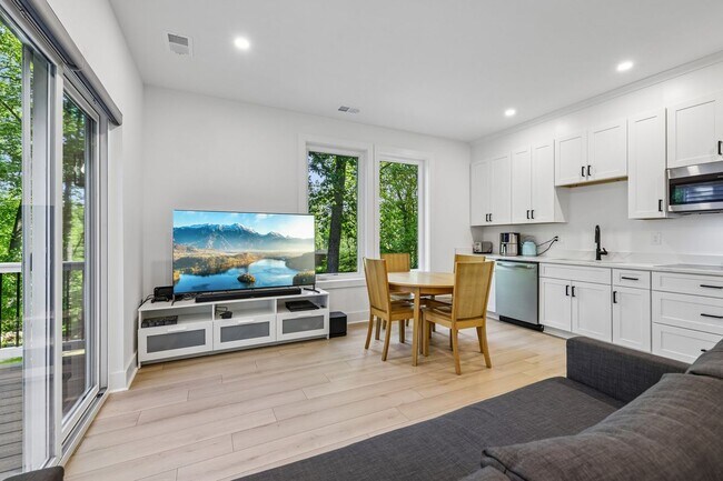 Foto del edificio - 4315 Pinetree Rd