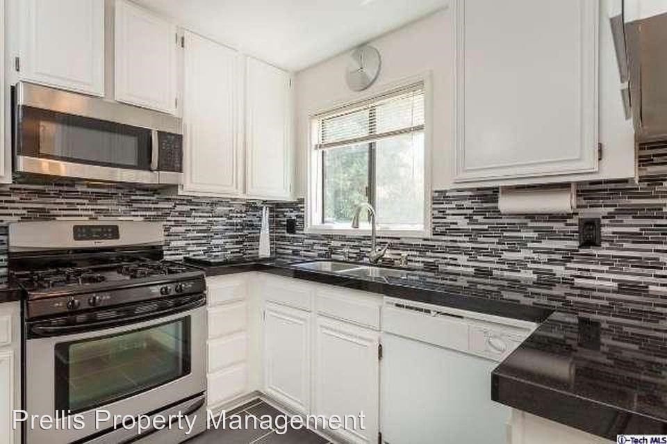 Building Photo - 7422 Hazeltine Ave