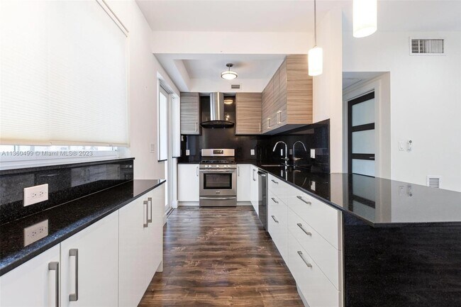 Foto del edificio - 4720 Pine Tree Dr